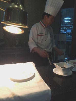 韓国ラマダソウルホテルの朝食コックさんが焼く目玉焼き